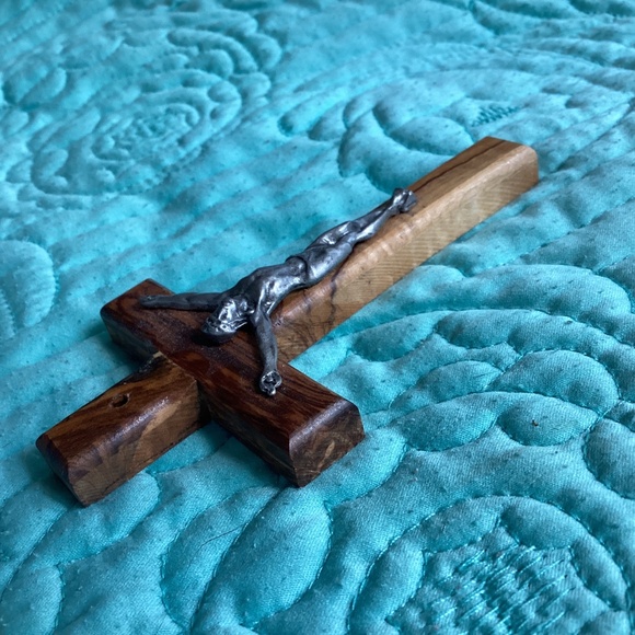 SMALL OLIVE WOOD & METAL CRUCIFIX - Picture 4 of 6